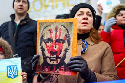 Manifestantes contra la invasión de Ucrania ante la Embajada rusa en Liubliana (Eslovenia)