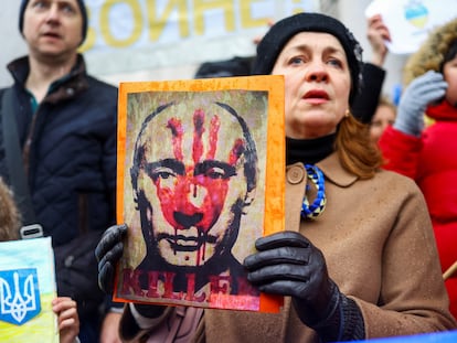 Manifestantes contra la invasión de Ucrania ante la Embajada rusa en Liubliana (Eslovenia), este 25 de febrero.