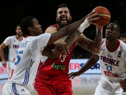 Gelabale y Pietrus intentan frenar a Raduljica.