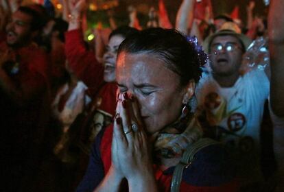 Simpatizante de Dilma chora, após a confirmação de sua vitória, em Brasília.