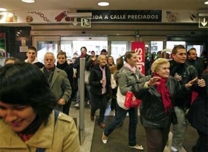 Decenas de personas inician la campaña de rebajas lanzada por unos grandes almacenes ayer en Madrid.