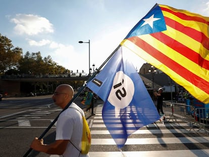 Um homem com a bandeira da Catalunha.