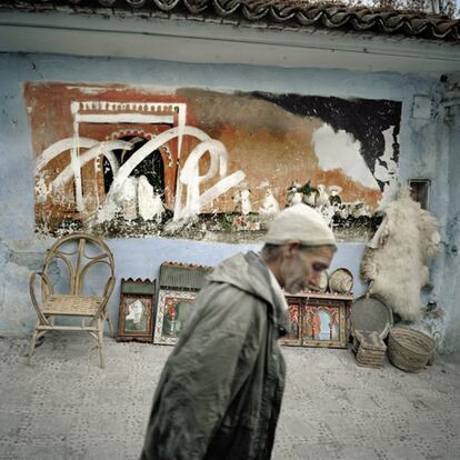 La foto, tomada en Chefchauen en 2006, es parte del proyecto Visiones de Marruecos, que reunió 10 fotógrafos hispano-marroquíes para crear un mosaico de miradas complementarias sobre la realidad del país. 