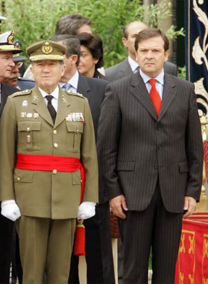 El general Félix Sanz Roldán y Alberto Saiz, en mayo de 2006 en la toma de posesión del director de la Guardia Civil