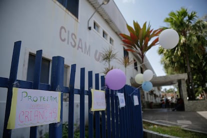 Cartazes em apoio à menina de dez anos vítima de estupro, em frente ao hospital em Recife onde ela foi submetida a um aborto legal, em 18 de agosto. 