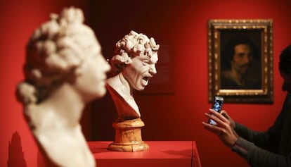 Las esculturas 'Ánima bienaventurada' y 'Ánima condenada', con un autorretrato de Bernini al fondo, en las salas del Prado.