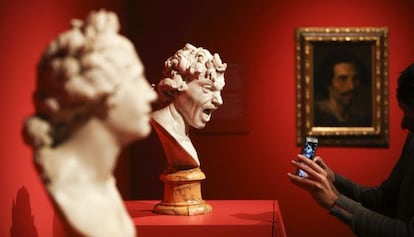 Las esculturas &#039;&Aacute;nima bienaventurada&#039; y &#039;&Aacute;nima condenada&#039;, con un autorretrato de Bernini al fondo, en las salas del Prado.