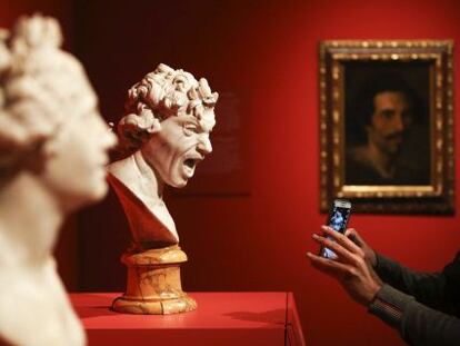 Las esculturas &#039;&Aacute;nima bienaventurada&#039; y &#039;&Aacute;nima condenada&#039;, con un autorretrato de Bernini al fondo, en las salas del Prado.