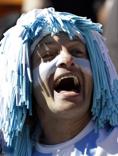 Un aficionado argentina anima a su selección en los primeros momentos del encuentro frente a Corea del Sur.