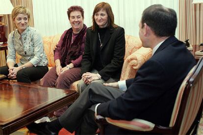 Ibarretxe, de espaldas, durante su reunión con las representantes de Aukera Guztiak.