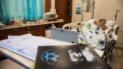 Um ferido sírio, no hospital de Nahariya, no litoral israelense.