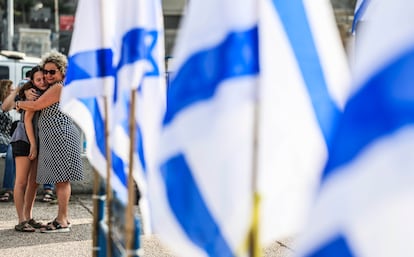 Una mujer se abrazaba a una niña, en una concentración de familiares de rehenes capturados por Hamás, este sábado en Tel Aviv.