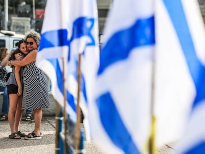 Una mujer se abrazaba a una niña, en una concentración de familiares de rehenes capturados por Hamás, este sábado en Tel Aviv.