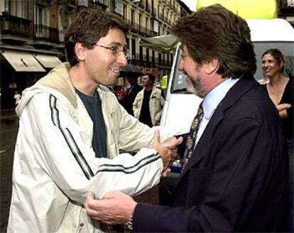 Andrés Vicente Gómez (drcha.), productor de <i>Soldados de Salamina</i>, felicita al director de la película, David Trueba, en Madrid.