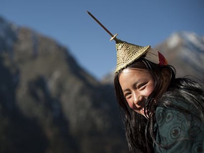 Una chica sonríe en el remoto pueblo de Laya, al norte de Bután.