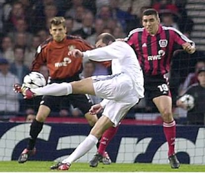 Zidane, en el momento de conectar su zapatazo mortal para el Bayer Leverkusen.