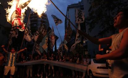 Manifestantes queman una bandera brit&aacute;nica frente a la embajada de REino Unido en Buenos Aires.