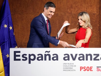 Pedro Sánchez y Yolanda Díaz, durante la firma del acuerdo, este martes.