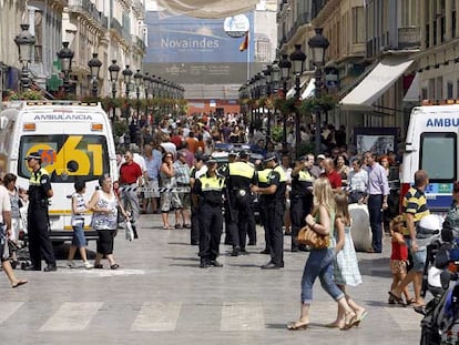 Policías y ambulancias, en la calle Larios tras los atropellos que causó Antonio Bravo el sábado.