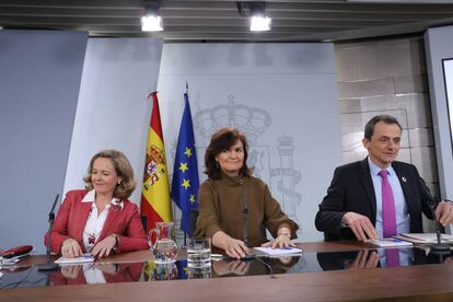 Desde la izquierda, la ministra de Economía, Nadia Calviño, la vicepresidenta del Gobierno, Carmen Calvo, y el ministro de Ciencia, Pedro Duque, este viernes tras el Consejo de Ministros.