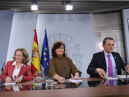 Desde la izquierda, la ministra de Economía, Nadia Calviño, la vicepresidenta del Gobierno, Carmen Calvo, y el ministro de Ciencia, Pedro Duque, este viernes tras el Consejo de Ministros.