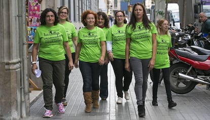 Algunes de les cambreres de pis d'hotel associades a les 'kellys', aquest matí, a Barcelona