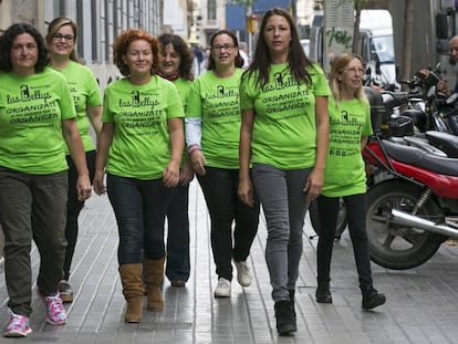 Algunes de les cambreres de pis d'hotel associades a les 'kellys', aquest matí, a Barcelona