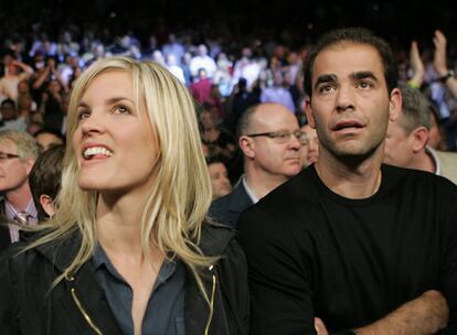 Al tenista Pete Sampras parece que le gustan los deportes fuertes. Este fin de semana asistió con su mujer, la actriz Bridgette Wilson, a un partido de boxeo entre Joe Calzaghe y Bernard Hopkins en el Thomas Mack Center de Las Vegas (Estados Unidos).