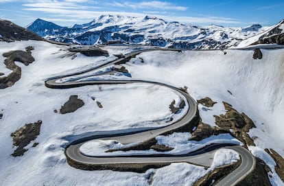 La carretera en el monte Grossglockner, la montaña más alta de Austria.