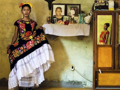 Retrato de Kazandra, vestida com o traje tradicional do Istmo de Tehuantepec, junto ao altar da família. Em todas as casas zapotecas, é possível encontrar um altar dedicado aos entes queridos falecidos, com seus retratos e estampas de santos.