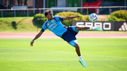 Lamine realiza un acrobático remate en Las Rozas, el pasado jueves en el entrenamiento de la selección española.