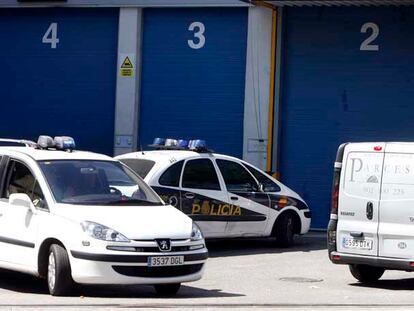 Coches de policía en las instalaciones de la Fábrica Nacional de Moneda, en San Blas.