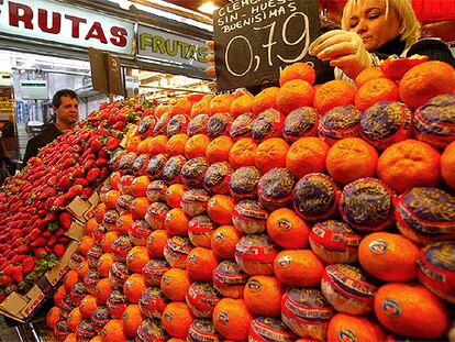 Mandarinas y fresas en un puesto de frutas del mercado de la Boquería de Barcelona.
