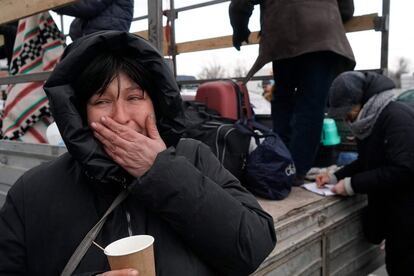 Una mujer evacuada de Mariupol llega a un centro comercial en las afueras de la ciudad de Zaporiyia (Ucrania), que ahora es un centro de registro para personas desplazadas. Se ha permitido a unos 20,000 residentes salir de Mariupol a través de un corredor humanitario acordado con las fuerzas rusas. Pero los evacuados exhaustos y temblorosos hablan de angustiosos viajes de escape y cadáveres en descomposición que ensucian las calles.