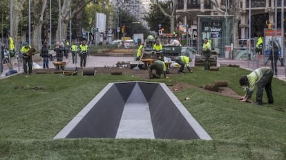 Últimos trabajos de construcción del obelisco acostado dedicado a Salvador Espriu.