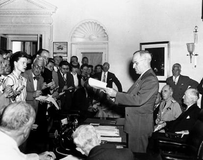 El presidente Harry S. Truman lee a los periodistas su anuncio de la rendición japonesa que oficialmente señaló el fin de la guerra, el 14 de agosto de 1945.