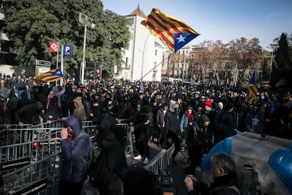 Manifestantes en las cercanías de Las Ramblas ondean una bandera independentista. 
