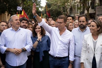 Alberto Núñez Feijóo (con el brazo levantado), junto a barones regionales de su partido este domingo en Barcelona.
