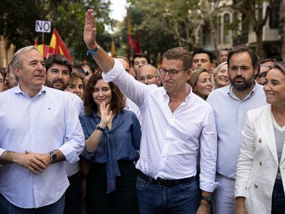 Alberto Núñez Feijóo (con el brazo levantado), junto a barones regionales de su partido este domingo en Barcelona.