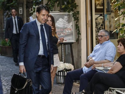 Giuseppe Conte chega à sua casa, no centro de Roma, em 26 de maio de 2018