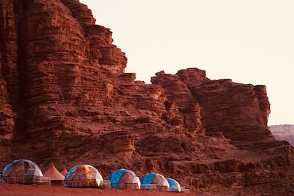 Iglús y tiendas de campaña en el desierto de Wadi Rum (Jordania).