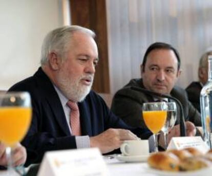 El ministro de Agricultura, Miguel Arias Cañete (i), y el presidente del Gobierno riojano, Pedro Sanz (d), se reunieron hoy con el sector agrario y medioambiental de La Rioja y con representes de la Denominación de Origen Calificada (DOC) Rioja.