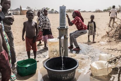 El cambio climático, la intensificación del clima seco y árido y la reducción de las precipitaciones también han llevado a un incremento en el uso del agua de riego. La disminución del agua, el principal activo y motor de desarrollo económico y social del país, ha llevado a la destrucción de los medios de subsistencia y a la pérdida de la biodiversidad. En la imagen, varios niños sacan agua de un pozo en el campo de refugiados de Dar es Salam, gestionado por ACNUR, en Baga Sola.