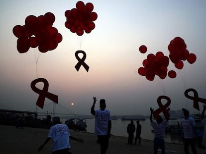 Activistas indios lanzan globos al aire con lazos rojos en Calcuta en el d&iacute;a mundial del sida del a&ntilde;o pasado.
 