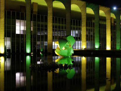 O Palácio do Itamaraty no dia 27 de abril, iluminado com as cores da bandeira brasileira em referência às Olimpíadas no Rio.