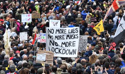 Miles de personas se manifiestan este sábado en Trafalgar Square (Londres) contra las restricciones del Gobierno por el virus.