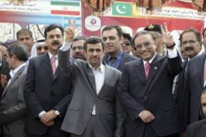 El presidente iraní, Mahmud Ahmadineyad (c), y su homólogo paquistaní, Asif Ali Zardari (2º dcha), asisten a la ceremonia de inauguración de un gaseoducto en la ciudad de Chabahar, en la provincia meridional de Sistan-Beluchistan (Irán), hoy. La construcción del gasoducto, a la que se opone EEUU, que pretende mantener aislado a Irán por su programa nuclear, fortalecerá, según ambos gobernantes, "las relaciones económicas, políticas y de seguridad entre Teherán e Islamabad".