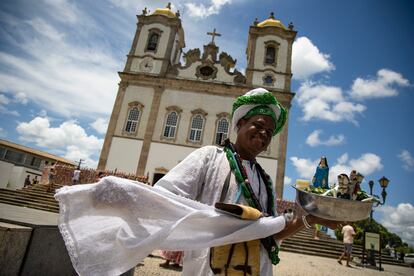 Un hombre camina frente a la Basílica Nosso Senhor do Bonfim en Salvador de Bahía, Brasil