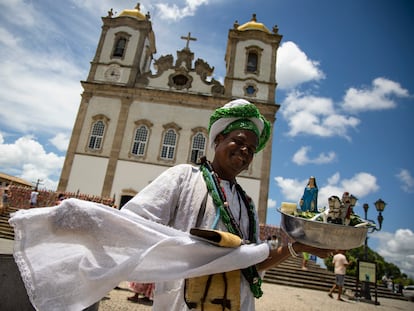 Un hombre camina frente a la Basílica Nosso Senhor do Bonfim en Salvador de Bahía, Brasil, en marzo de 2023.