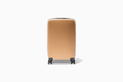 Flexible y resistente (prueba a saltar sobre ella), esta maleta calcula el peso en tiempo real, carga dispositivos electrónicos y geolocaliza tus pertenencias en todo momento. Precio: 262 euros. raden.com